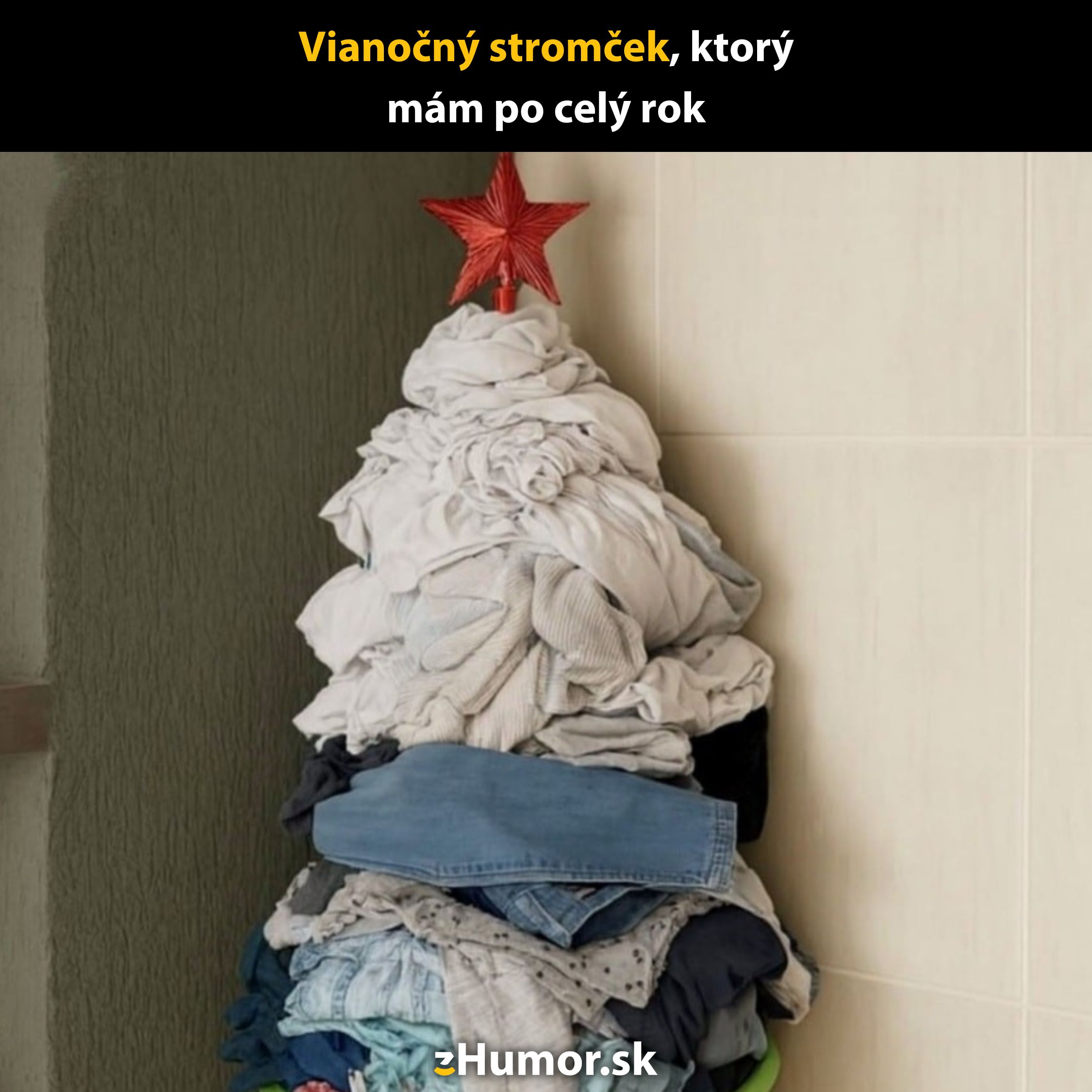 Hromada oblečenia v tvare stromčeka s červenou hviezdou na vrchu, vtipne pripomína vianočný stromček.