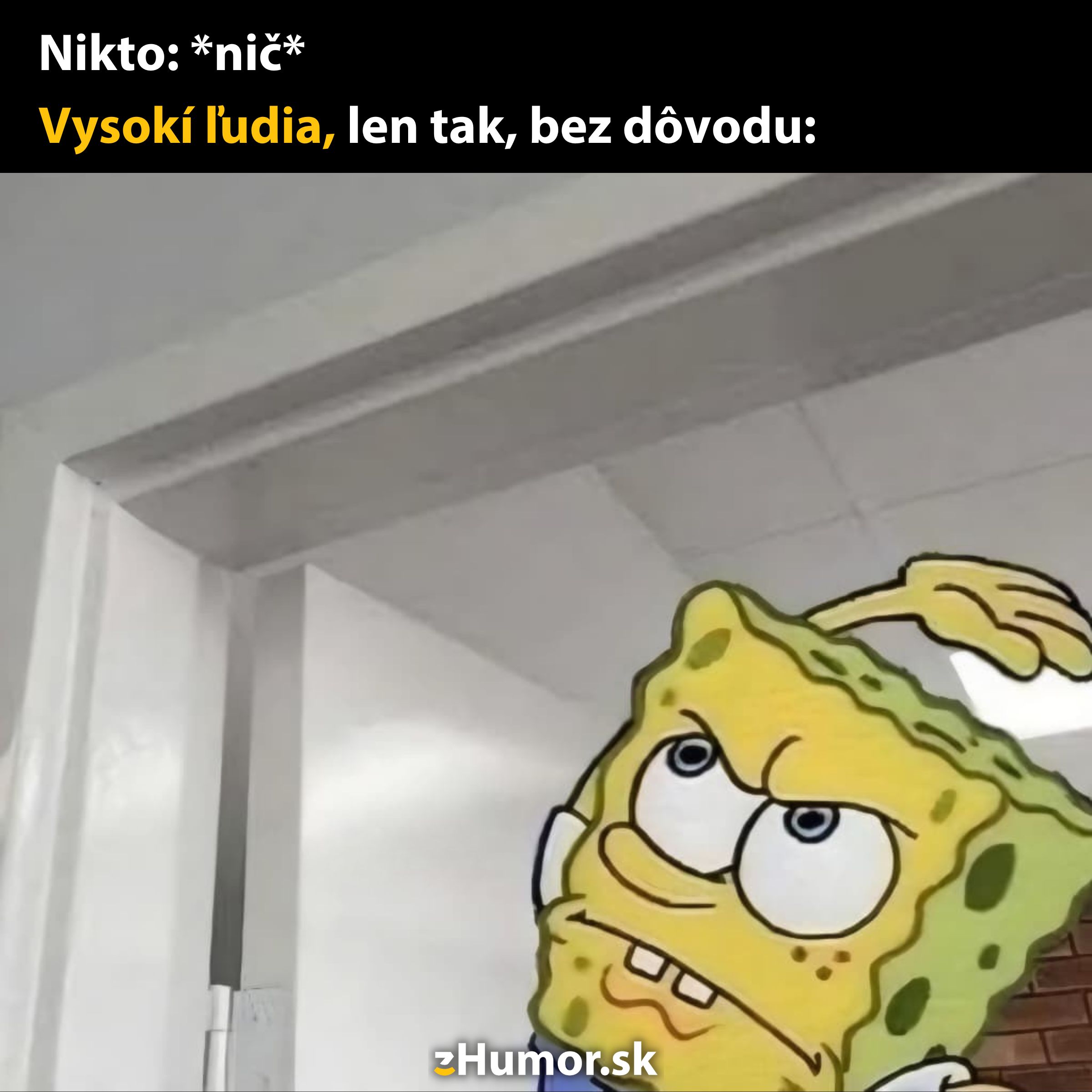 Kreslená postavička s nahnevaným výrazom sa zohýba pri nízkom dvernom ráme. Text v obrázku opisuje situáciu.