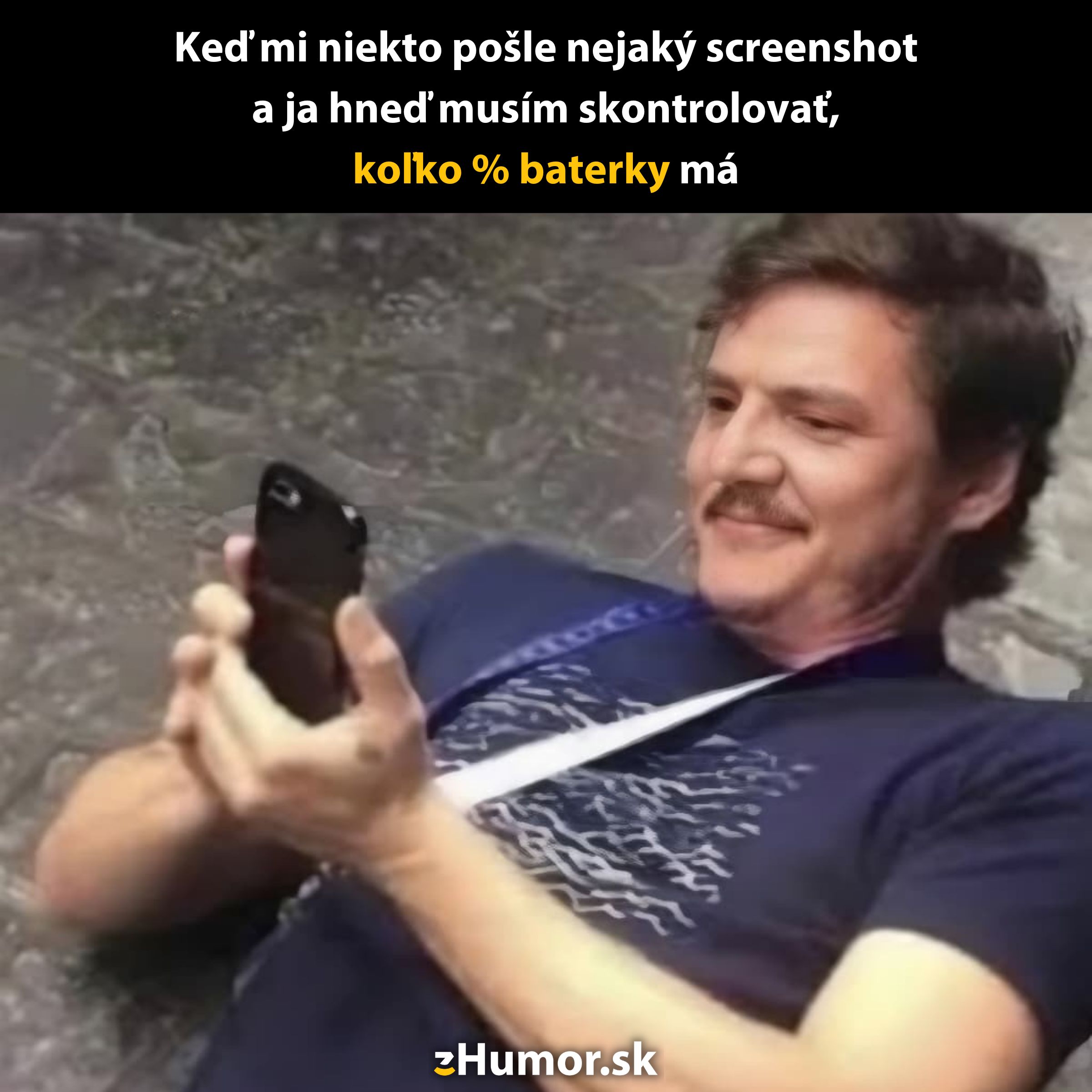 Muž sa usmieva, drží telefón, skontroloval percento batérie pri prijatí screenshotu. Text: Koľko % batérie má