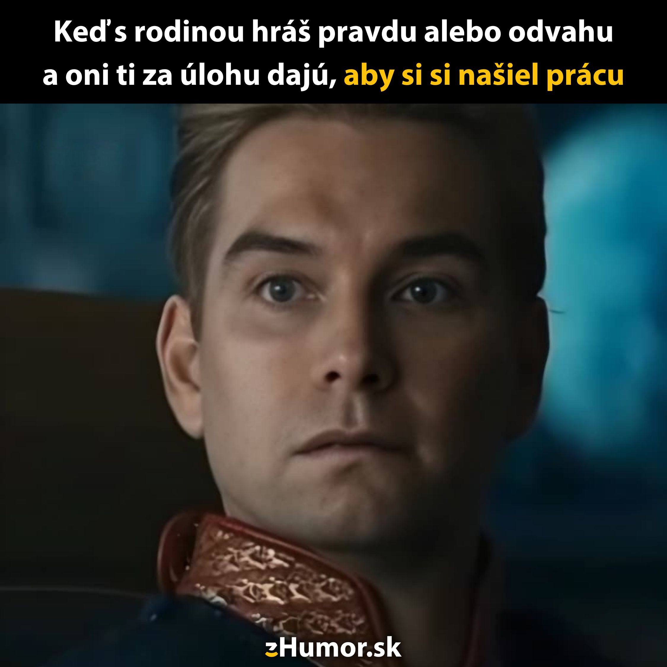 Osoba prekvapene reaguje na odhalenie počas hry pravda alebo odvaha s rodinou, keď musí hľadať prácu.