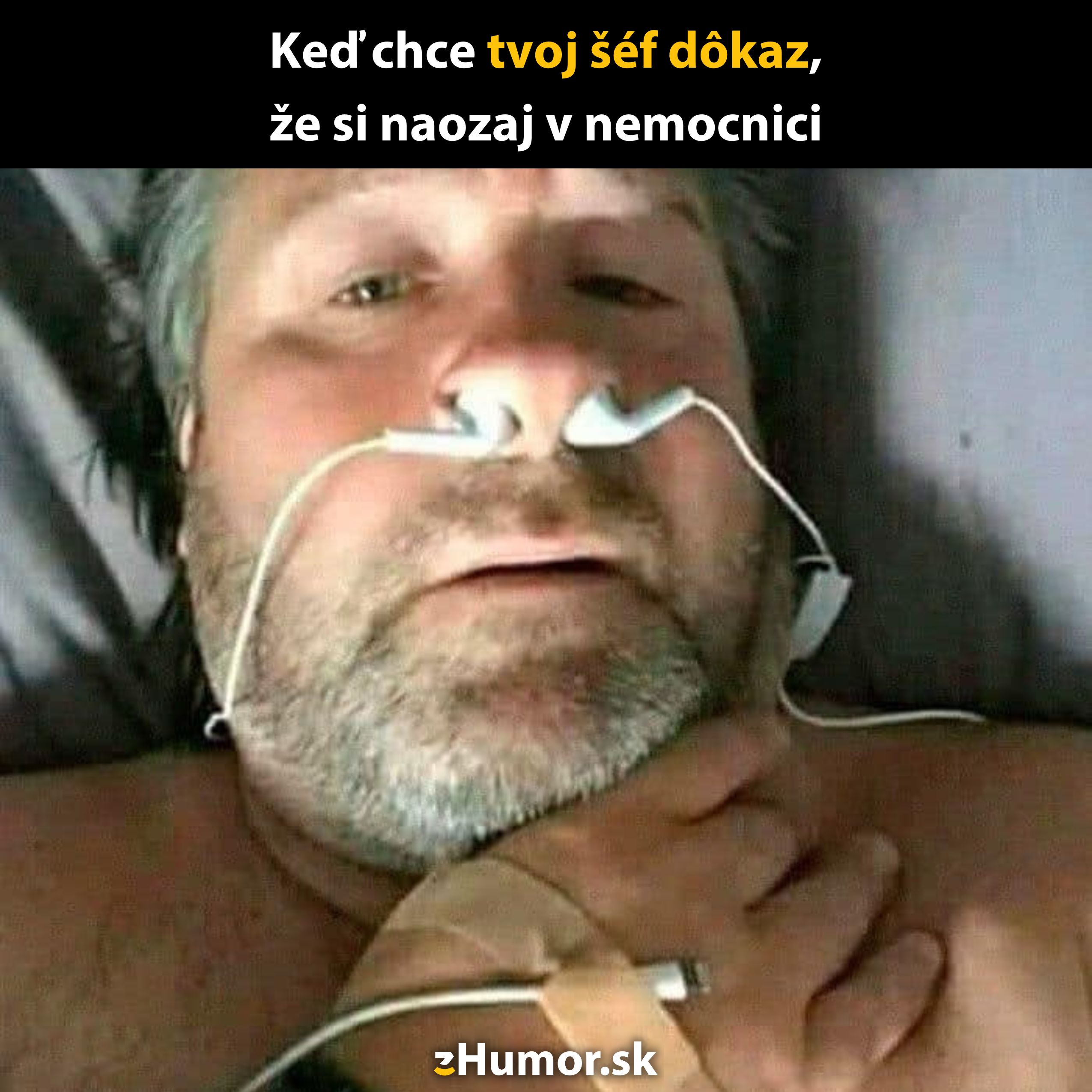 Muž ležiaci v nemocnici s kyslíkovou maskou a nápisom o dôkaze pre šéfa, že je hospitalizovaný.