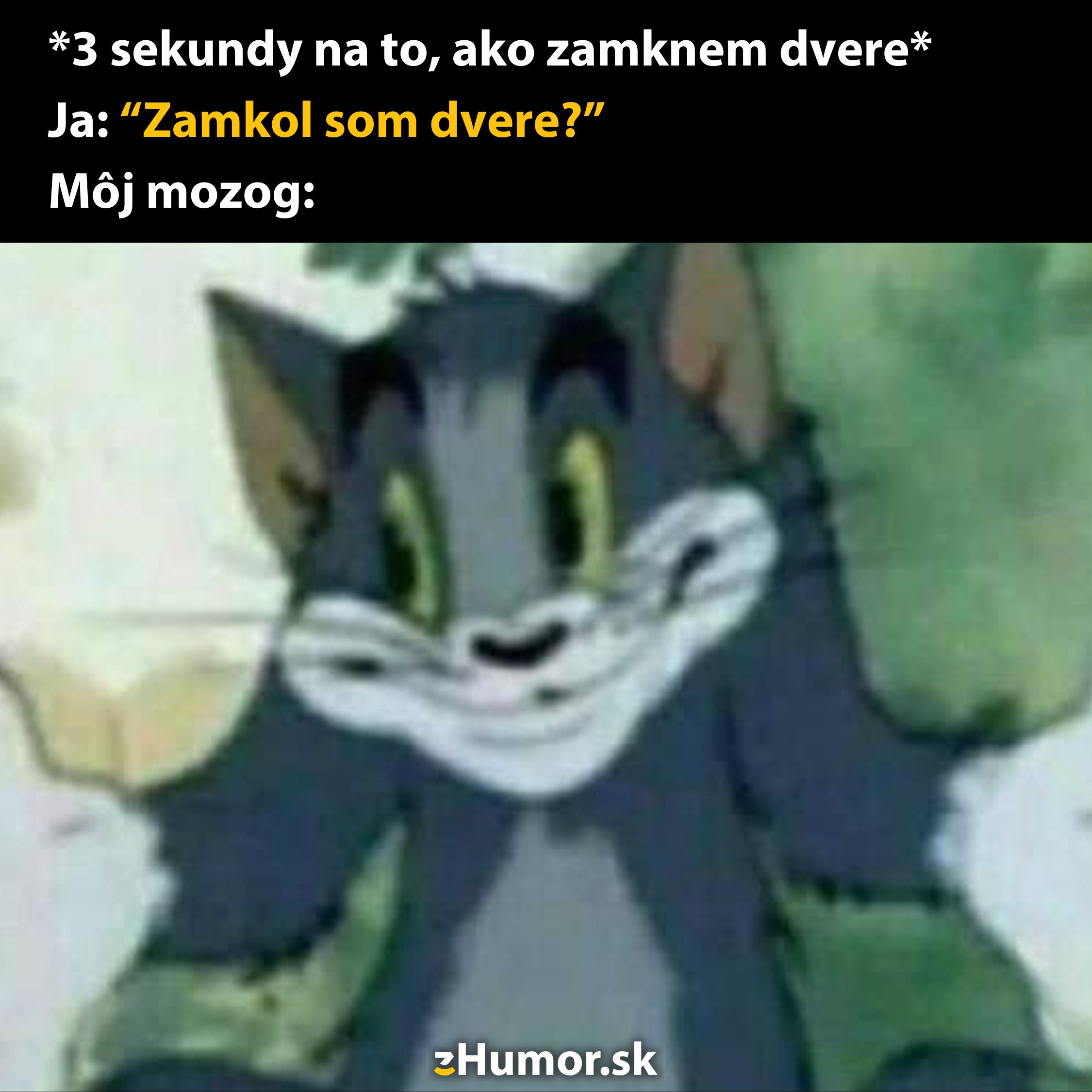 Kreslená postava s úsmevom reprezentuje zmiešané pocity po zamyknutí dverí.