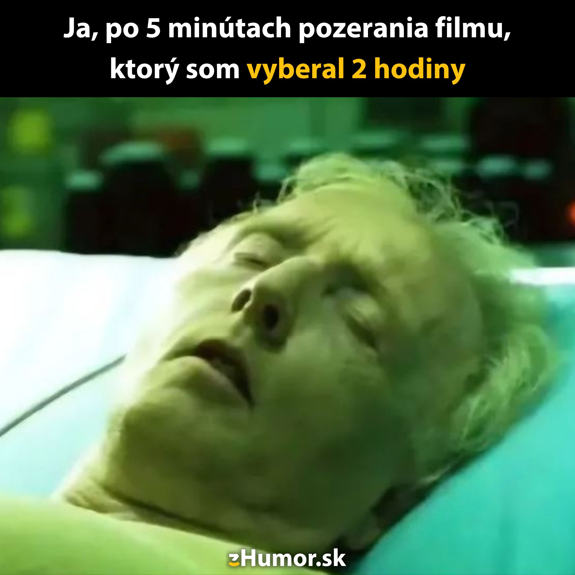 Starší muž leží so zavretými očami, unavený po výbere filmu. Text: 5 minút po sledovaní 2 hodiny vybraného filmu.