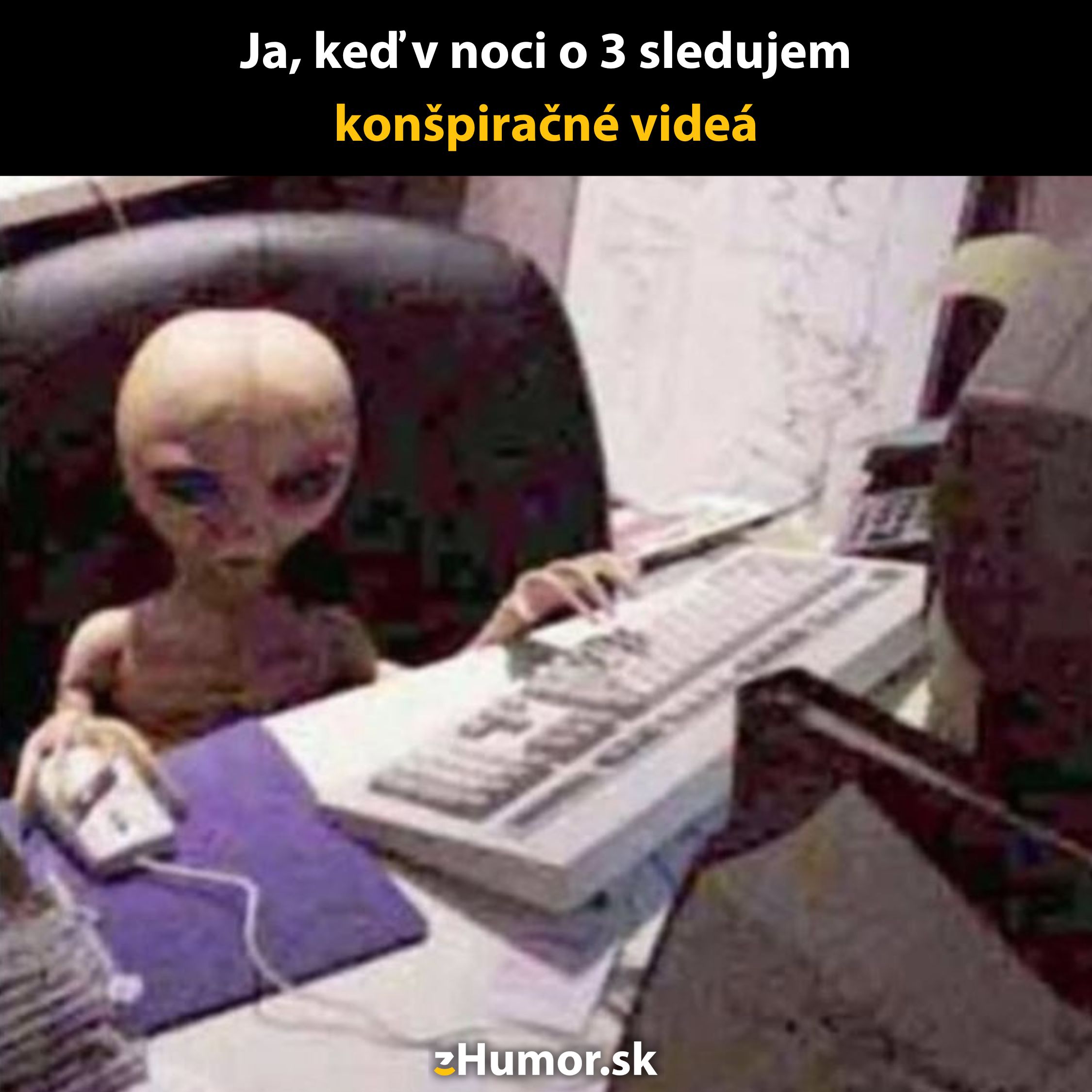 Mimozemšťan pri počítači sleduje videá v noci, humorný obrázok s textom o konšpiračných videách.