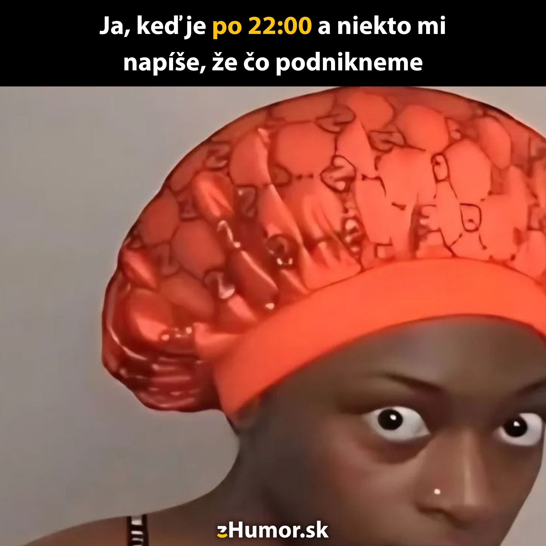 Osoba v oranžovej čiapke s prekvapeným výrazom, text o neskorých nočných plánoch po 22:00.