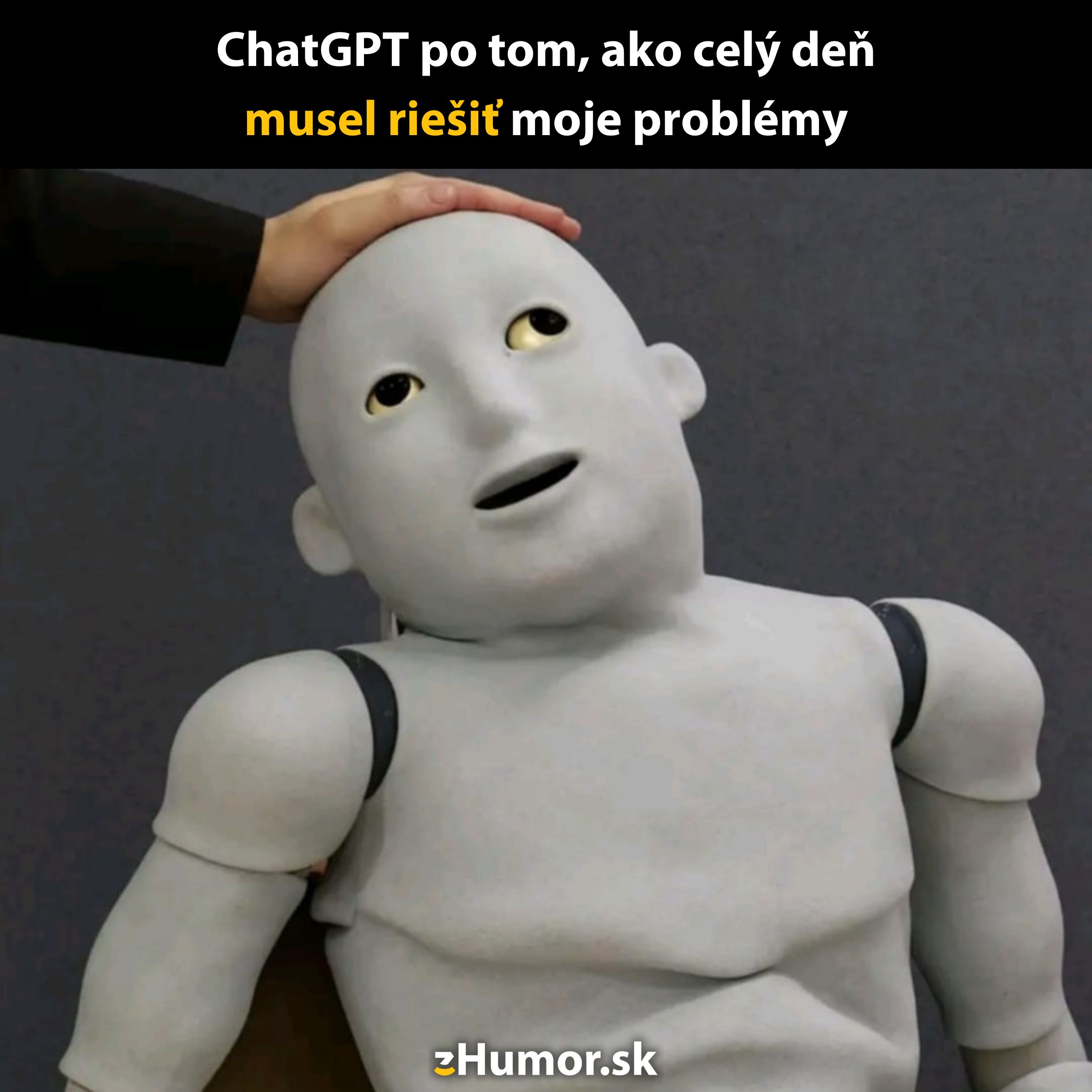 Robotická postava s hlavou na pleci, na ktorú niekto kladie ruku, pozadie je šedé.