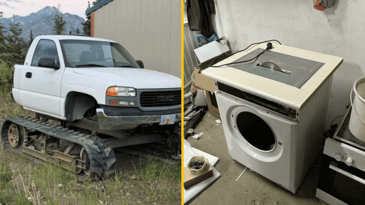 Biele vozidlo na pásoch vedľa dielenskej píly z automatickej práčky v garáži. Kombinácia vozidla a improvizovaného náradia.