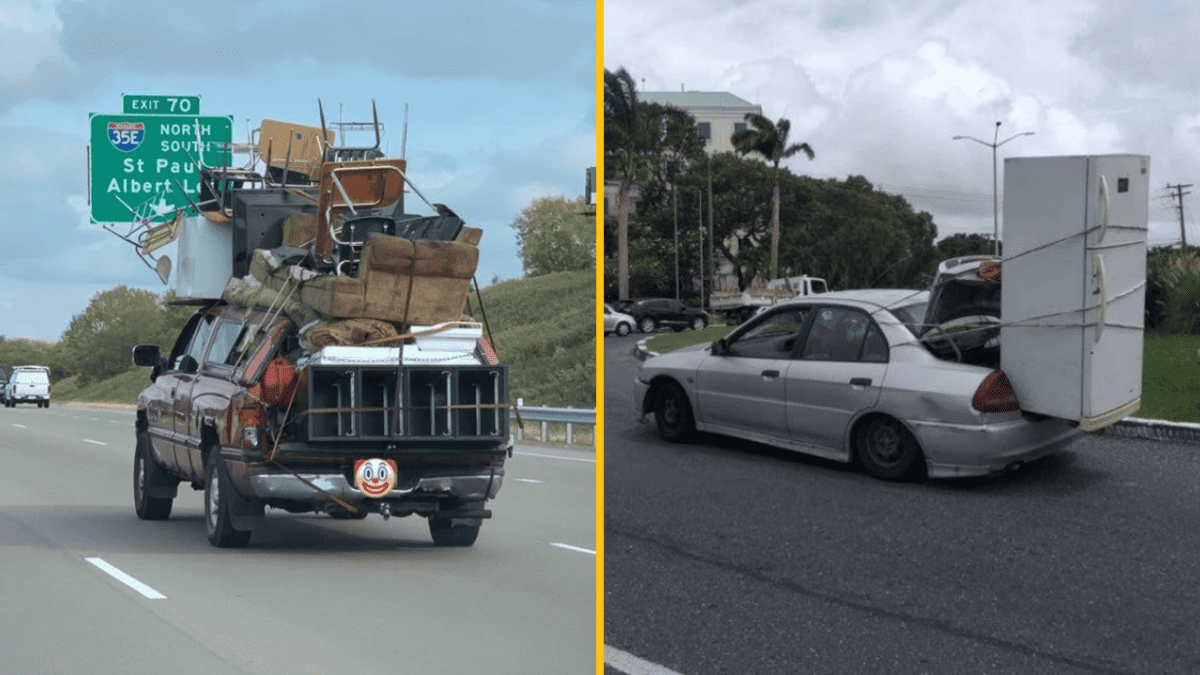 Nákladný pickup a sedan nesú preplnený náklad: stoly, chladnička a ďalšie predmety viazané na strechu a kufor.