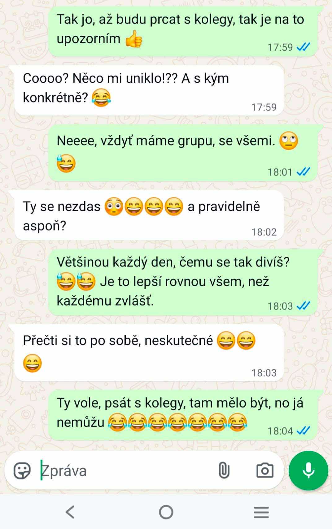 Chatová konverzácia plná smiechu a nedorozumení medzi kolegami na WhatsApp.