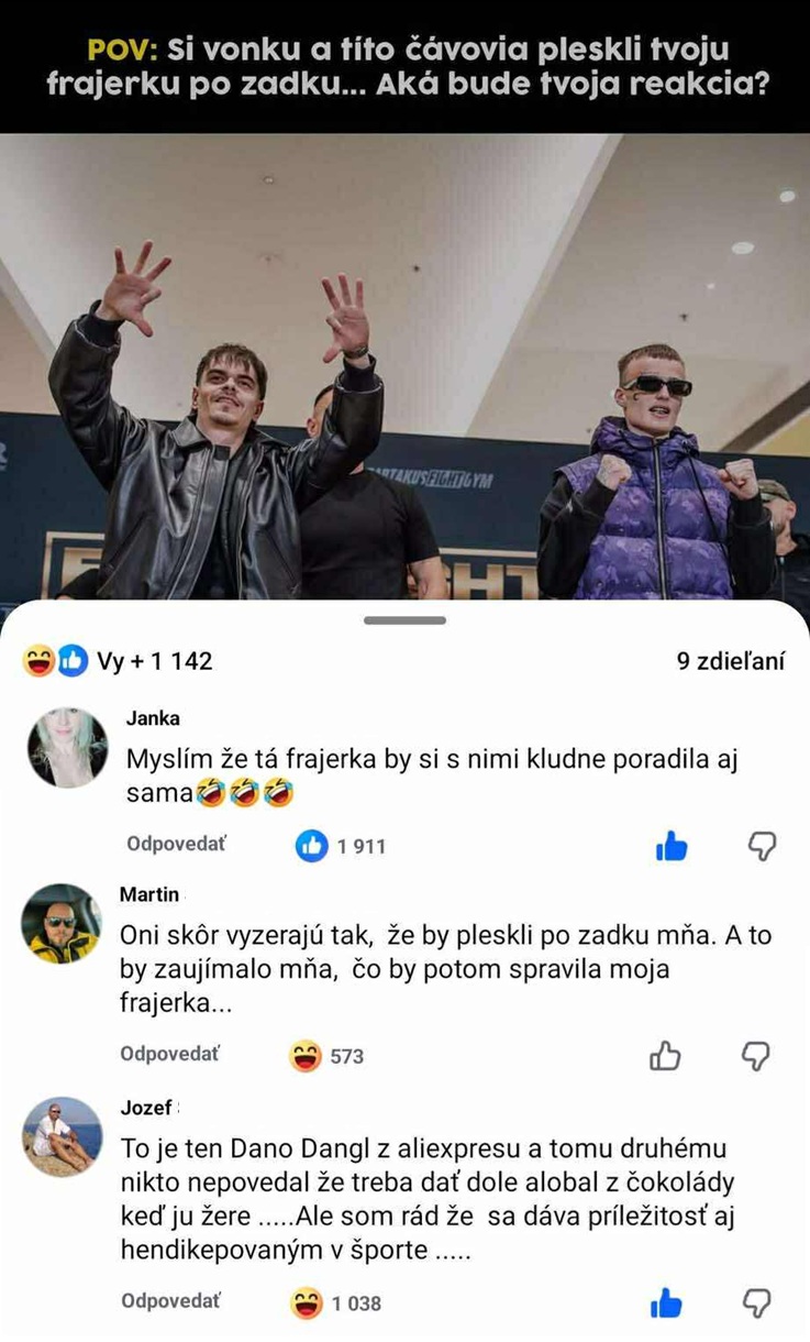 Dvaja muži s úsmevom pózujú pred publikom, sprevádzaní vtipnými komentármi na Facebooku.