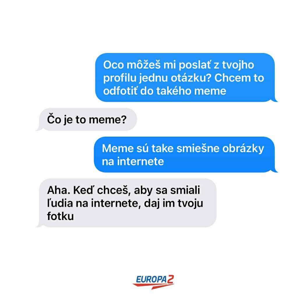Otec so synom diskutujú o meme obrázkoch a zábave na internete, vtipný rodinný rozhovor.