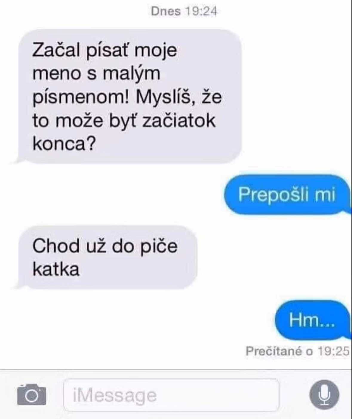 Humorná SMS komunikácia o písaní mena malým písmenom, ktorá vyvoláva otázky vzťahu.