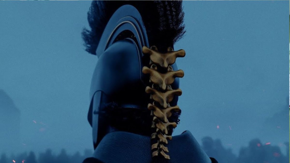 Vojak v temnej prilbe s chrbtovou kostrou na temene, so zamračenou oblohou na pozadí.