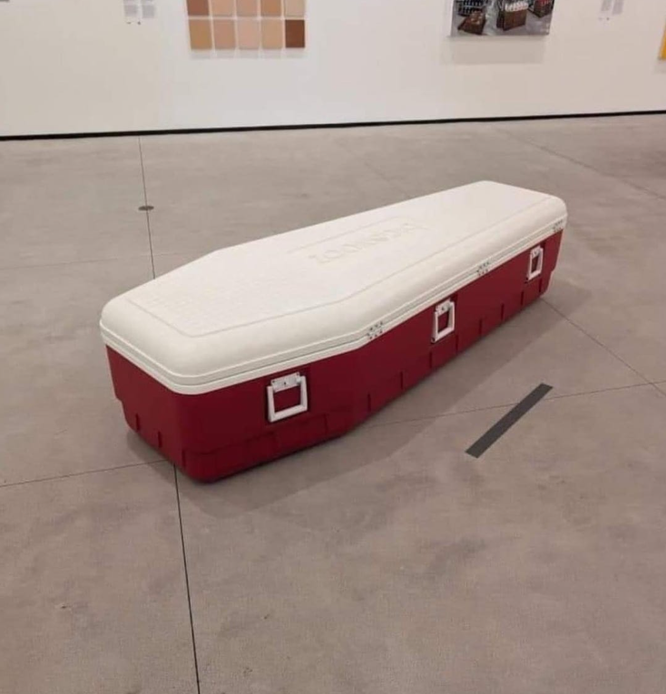 Červený termobox v tvare rakvy na výstave moderného umenia v galérii.