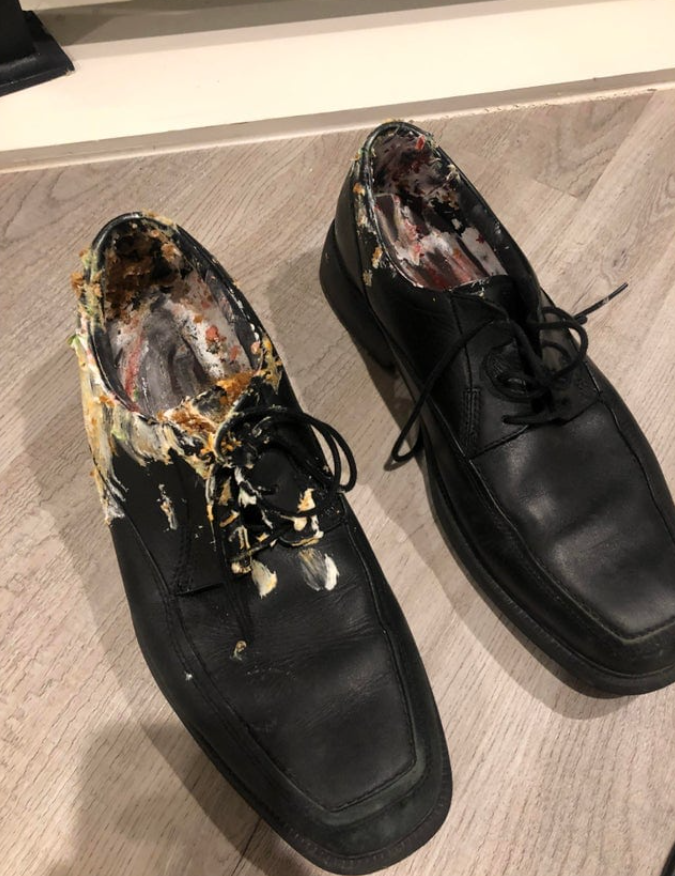 Kožené topánky s poškodenou vnútornou časťou, položené na svetlej podlahe.