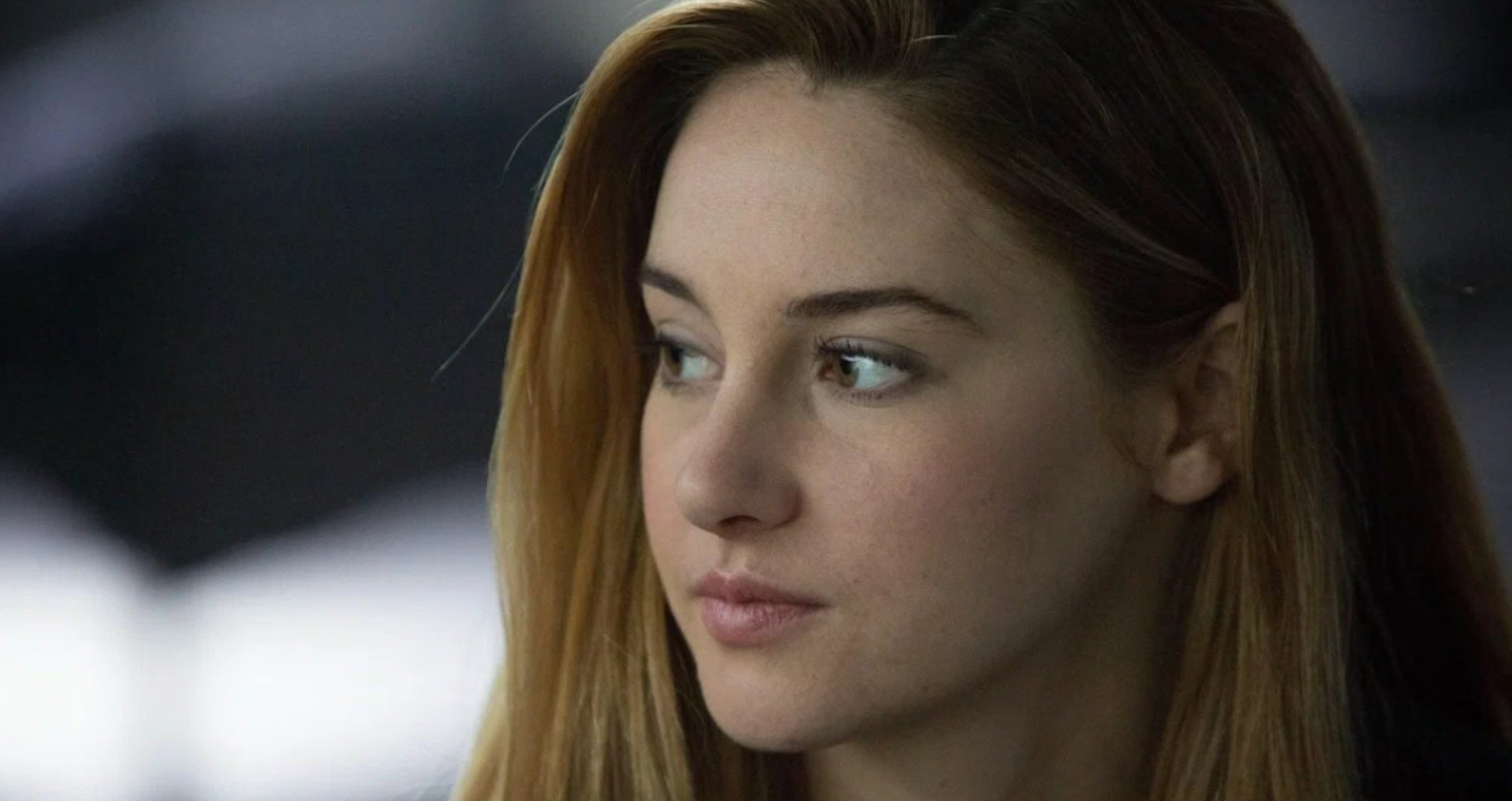 Osoba s dlhými svetlohnedými vlasmi hľadí doprava, v pozadí jemné rozostrenie vytvára pokojný dojem.