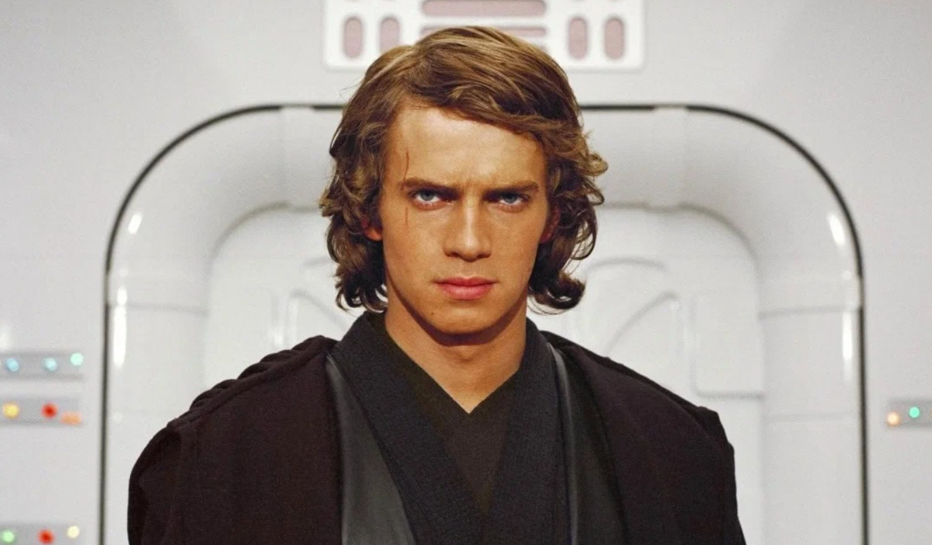 Ľudia, ktorí si prezerajú tento obrázok, si často všimnú postavu v čiernom oblečení na futuristickom pozadí.