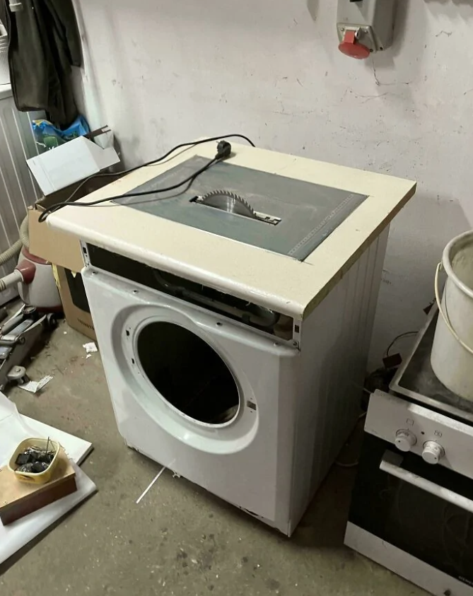 Domáca úprava: sušička premyslene premenená na stolovú pílu v dielni pre kreatívne projekty.