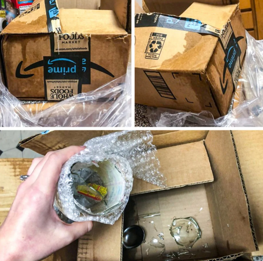 Poškodená škatula a rozbitý pohár po doručení zásielky, odhalujúce neúčinné balenie.