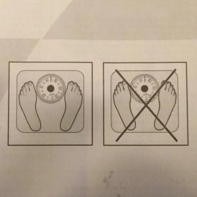 Správny a nesprávny spôsob státia na váhe: Ľavý obrázok správne, pravý nesprávne s prekríženými nohami.