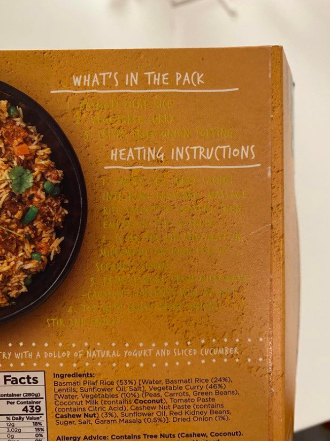 Obal stravovacej súpravy s basmati ryžou a kari, obsah vrátane inštrukcií na ohrev, výživové fakty a zoznam ingrediencií.