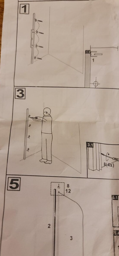 Montážne pokyny na upevnenie zrkadla na stenu s vyobrazením krokov.