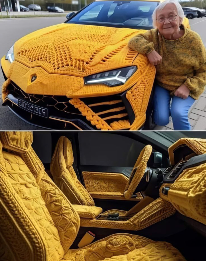 Staršia žena s úsmevom pri aute oblečenom do žltého pleteného poťahu, vrátane exteriéru a interiéru.