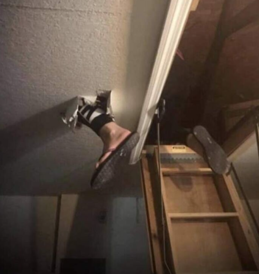 Osoba v sandáloch prepadla stropom pri rebríku na povale.