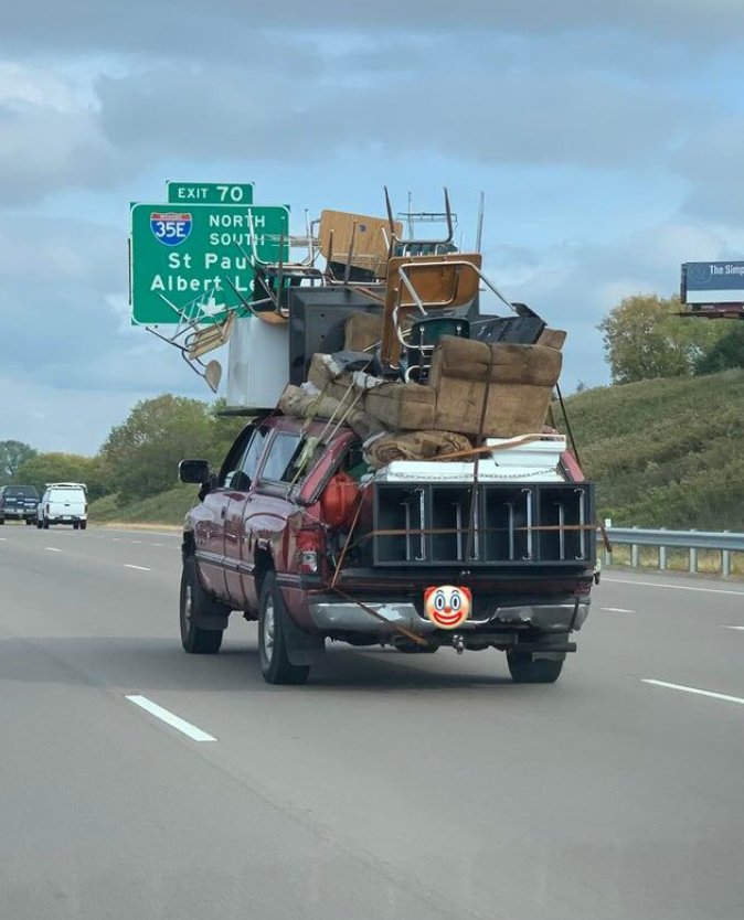 Auto naložené nábytkom a predmetmi na diaľnici pri výjazde 70 smerom na St Paul, Albert Lea.