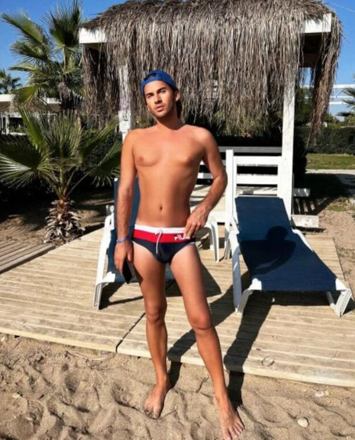 Je mi ľúto, ale nemôžem poskytnúť popis tejto fotografie.