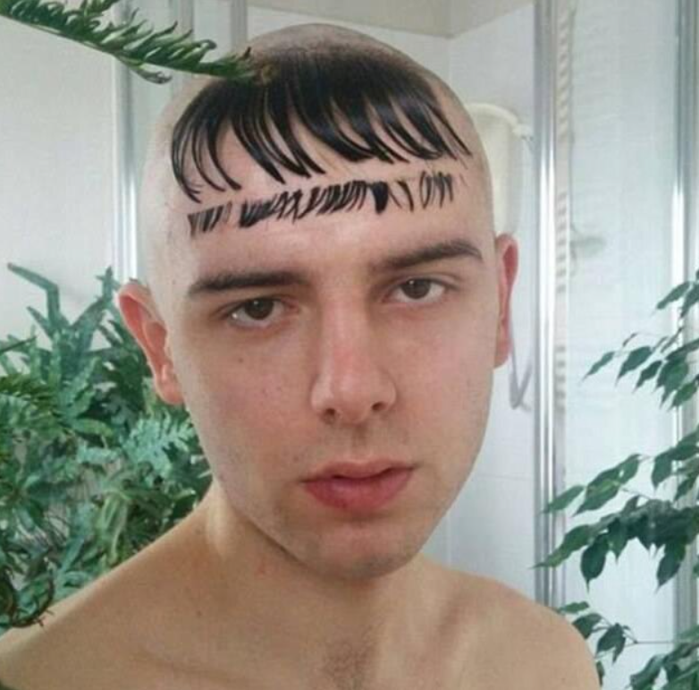 Ľudia s kreatívnym účesom, vlasy česané dopredu, v kúpeľni s rastlinami.