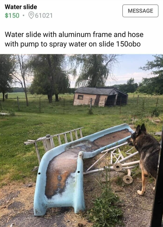 Starší tobogán na trávniku s kovovým rámom, v pozadí stodola a pes na dohľad.