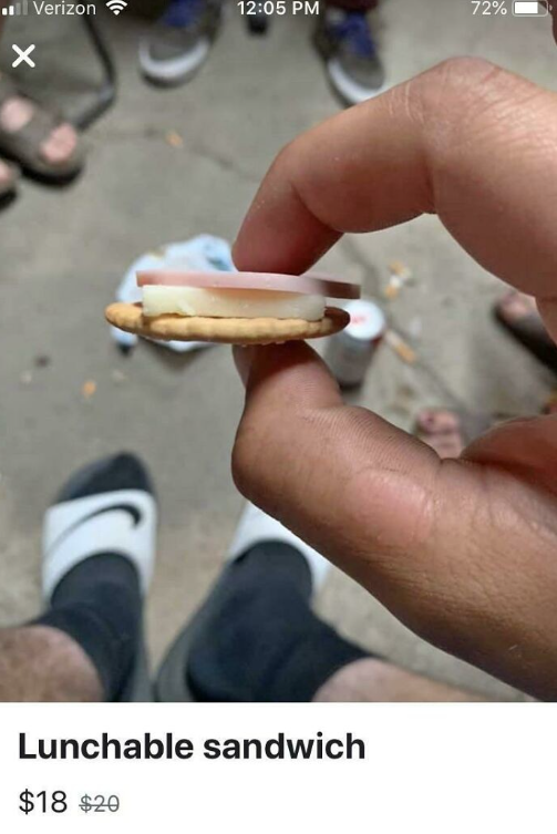 Mini krekrovo-mäsová desiata v ruke, obklopená topánkami. Cena so zľavou: $18 z pôvodných $20.