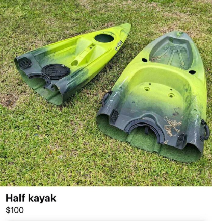 Zelený polovičný kajak na trávniku, rozlomený na dve časti, cena 100 dolárov.