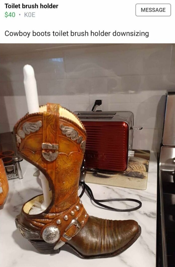 Držiak na WC kefu v tvare kovbojských topánok s dekoráciou na kuchynskej linke.