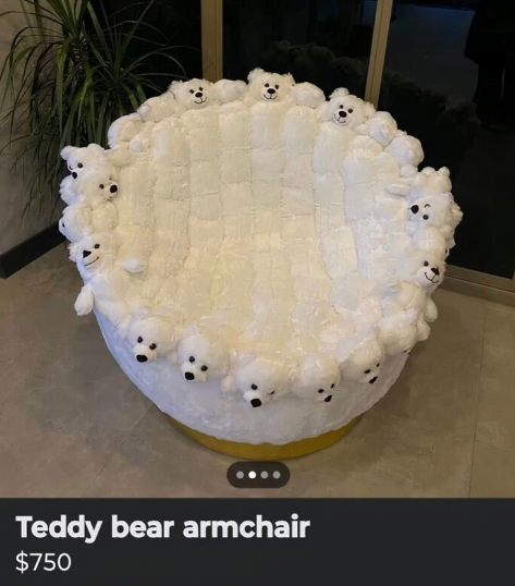 Pohodlné kreslo zdobené bielymi plyšovými medvedíkmi, ideálne na relax v modernom interiéri.