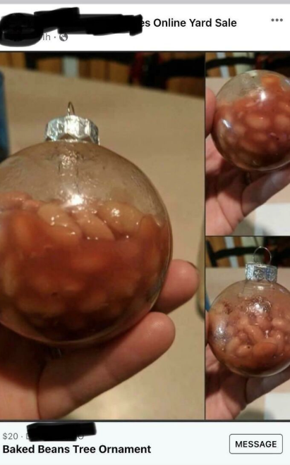 Sklenená vianočná ozdoba plnená fazuľami, vhodná ako netradičný dekor do domácnosti.