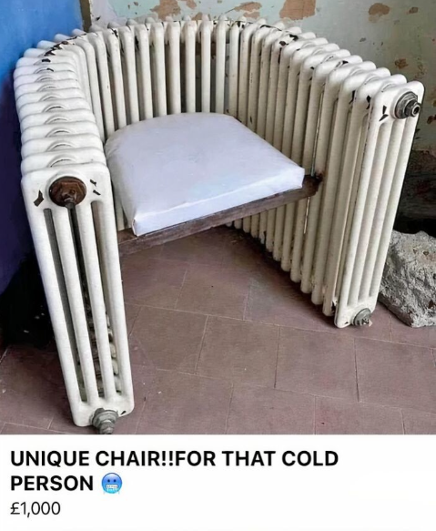 Originálna stolička z radiátora s bielym vankúšom v rohu miestnosti na drevenej podlahe.