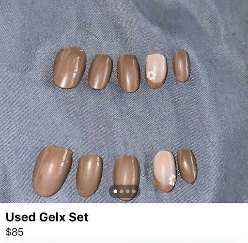 Hnedé gélové umelé nechty s kvetinovým vzorom na tmavom pozadí, cena 85 dolárov.