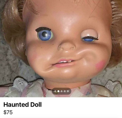 Starodávna bábika s výrazným pohľadom na predaj za 75 dolárov.