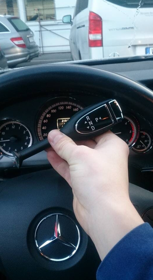 Radenie v aute Mercedes: detailná fotografia radiacej páky automatickej prevodovky.