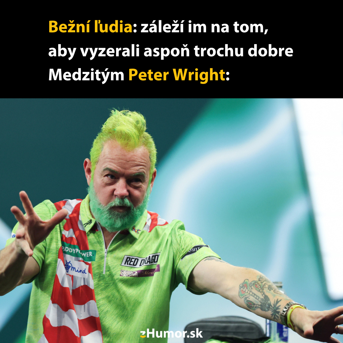 Osoba s výrazným zeleným účesom a farebným oblečením žartuje na tému seba-výraznosti.