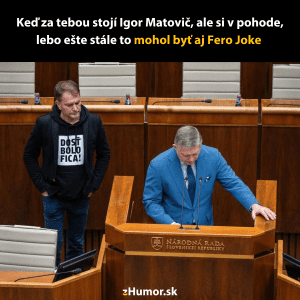 Politici v rokovacej sále Národnej rady, jeden reční pri pulte, druhý stojí vzadu s mikinou Dosť bolo Fica.