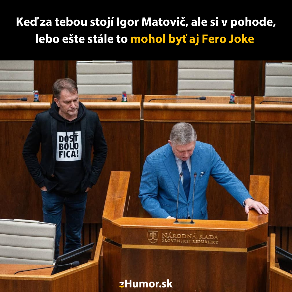 Politici v rokovacej sále Národnej rady, jeden reční pri pulte, druhý stojí vzadu s mikinou Dosť bolo Fica.