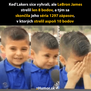 Chlapec v modrej košeli smutný z ukončenia LeBronovej série zápasov s aspoň 10 bodmi po strelení 8 bodov.