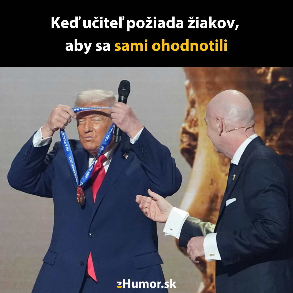 Dvaja muži na pódiu, jeden si nasadzuje medailu s nápisom ironickým textom v popredí.