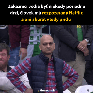 Muž s nespokojným výrazom počas sledovania zápasu v spoločnosti ďalších divákov.