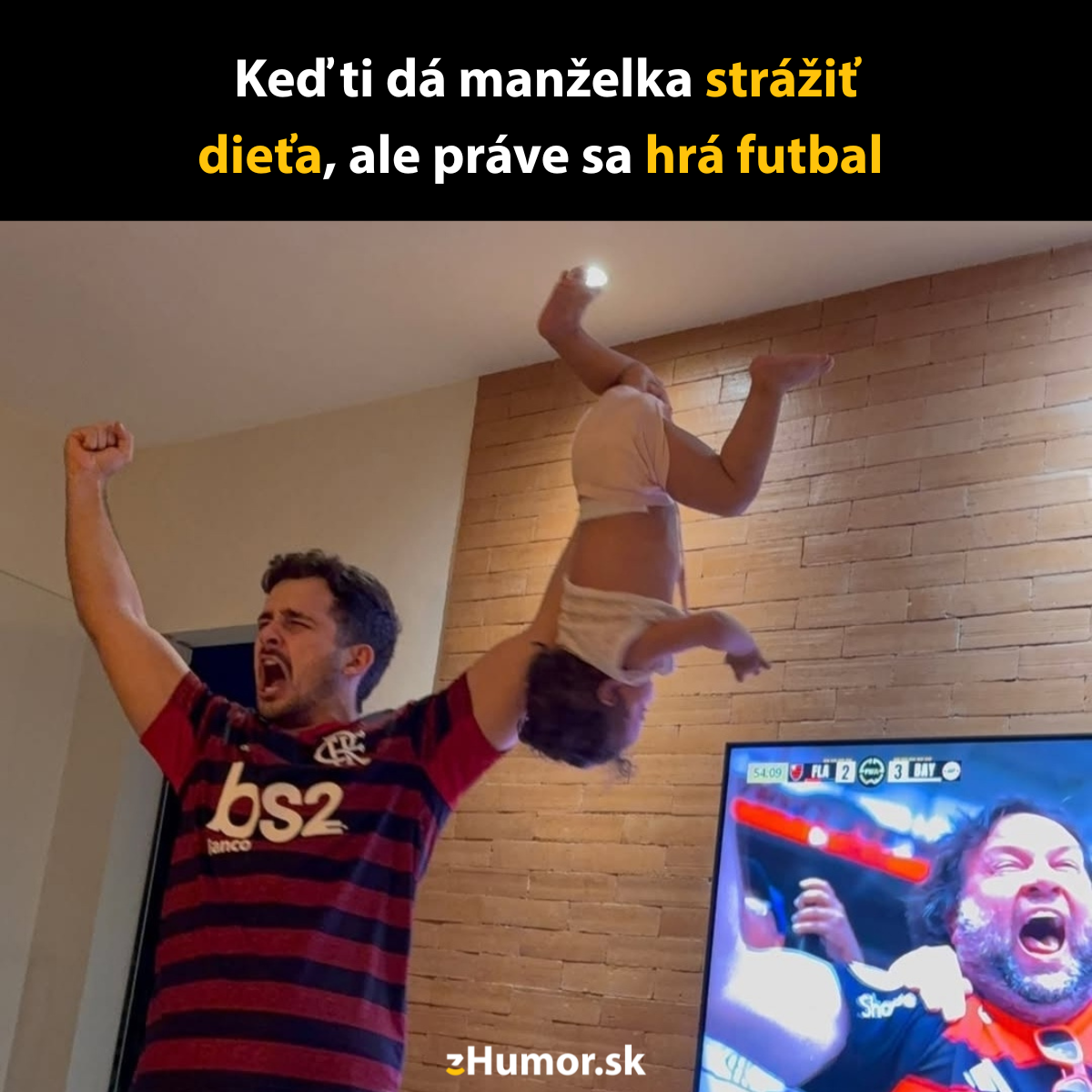 Otec sleduje futbal a drží dieťa vo vzduchu, emocionálny fanúšik pri televízii.