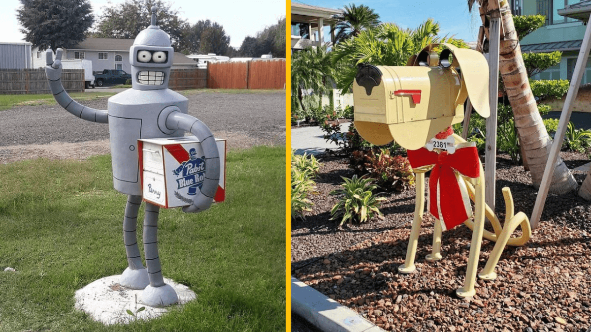 Robotická socha držiaca krabicu vedľa poštovej schránky v tvare psa s mašľou.