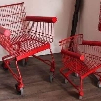 Červené kreslá vyrobené z nákupných vozíkov, kreatívny dizajn nábytku.